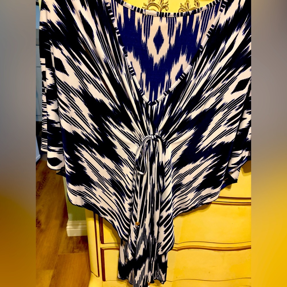 Lovely waterfall like top or mini dress. Batwing sleeves, very flowy. blue white